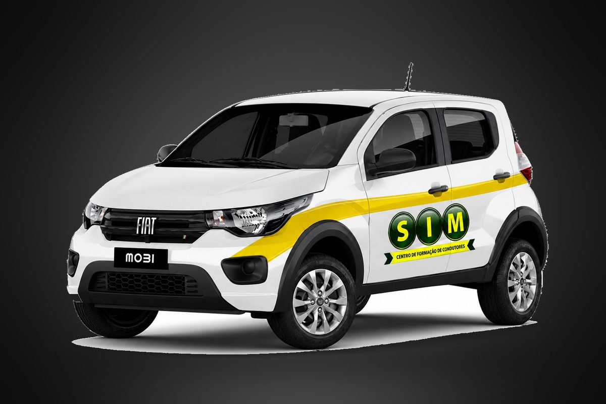 Fiat Mobi branco da Auto Escola SIM, com faixa amarela e o logotipo SIM na lateral