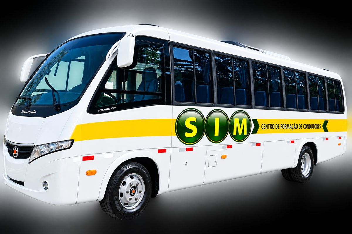 Micro-ônibus Marcopolo Volare W7 da Auto Escola SIM, branco com faixa amarela e o logotipo SIM