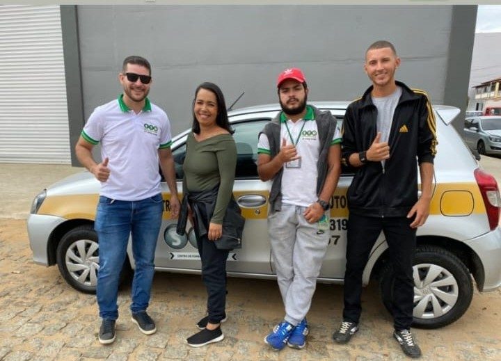 Alunos e instrutor ao lado do carro de treinamento, no dia da primeira prova de categoria B em Baixo Guandu